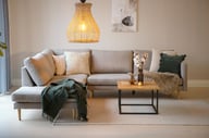 Pikkukuva: Copenhagen Scandic avokulmasohva (vasen), Soro 23 greige / tammijalat
