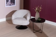 Bay nojatuoli, vaalea beige: Tyylikäs vaaleanbeige nojatuoli, täydellinen olohuoneeseen. Mukava istuin, joka tuo lämpöä ja eleganssia sisustukseen.