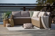 Savona kulmasohva, harmaa/beige polyrottinki: Kaunis ja tyylikäs kulmasohva polyrottinkia, harmaa-beige väri, täydellinen terassille tai parvekkeelle. Mukava istua pehmeillä tyynyillä, luo hurmaavan ulkotilan tunnelman.