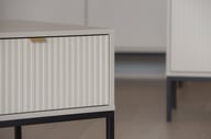 Caisa sohvapöytä beige: Tyylikäs greige-sohvapöytä, joka yhdistää säilytyksen ja muotoilun. Sopii täydellisesti moderniin olohuoneeseen.