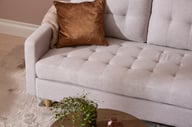 Stella divaanisohva (kätisyys vaihdettavissa) beige: Tyylikäs divaanisohva, beige väri, täydellinen olohuoneeseen. Mukava ja tilava, tarjoaa modernia eleganssia ja rentoutumismahdollisuuksia.