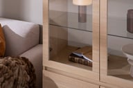 Sata-sarja matala vitriini nro 95. 92cm ovilla vaalea tammi, kantikas jalka