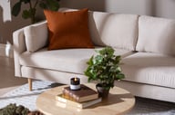 Copenhagen Nordic avokulmasohva (oikea), Soro 21 beige / tammijalat: Tyylikäs kulmasohva, beige kangas, tammijalat. Sopii olohuoneeseen, moderni ja mukava vaihtoehto rentoutumiseen. Moduulisohvana muokattavissa.