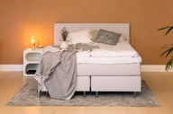 Sense jenkkisänky 160x200 cm, pocket, vaaleanharmaa (sis. Sense-petauspatja): 160 cm leveä SENSE jenkkisänky, jossa mukautuva pocket-jousitus. Tyylikäs harmaa verhoilu ja metallijalat. Täydellinen makuuhuoneeseen.