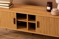 Pikkukuva: Pihla tv-taso 150x40x55cm​, tammen värinen melamiini / mustat jalat