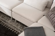 Lotti u-muotosohva, beige: Tyylikäs beige U-muotoinen kangassohva, täydellinen olohuoneeseen. Mukautuva muotoilu ja pehmeä verhoilu tarjoavat mukavuutta ja eleganssia.
