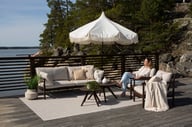 Cabo & Sugi sohvaryhmä (2,5+1+1) + sohvapöydät (2kpl): Tyylikäs ulkosohvaryhmä, täydellinen terassille tai puutarhaan. Kestävä rakenne ja mukautuva muotoilu tarjoavat mukavuutta ja tyyliä.
