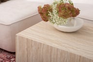 Reef sohvapöytä 80x60 beige: Tyylikäs beige travertinosohvapöytä, joka tuo modernia ilmettä olohuoneeseen. Erinomainen säilytysratkaisu, täydellinen yhdistelmä käytännöllisyyttä ja estetiikkaa.