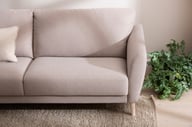 Klassikko 3-ist. sohva jumbo (213cm): Tyylikäs 3-istuttava muokattava sohva, beige väri. Sopii olohuoneeseen moderniin sisustukseen, tarjoaa mukavuutta ja käytännöllisyyttä.