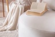 Kelzo divaani beige: Tyylikäs beige divaanisohva, joka tuo mukavuutta ja eleganssia olohuoneeseen. Erinomainen valinta rentoutumiseen ja sisustukseen.