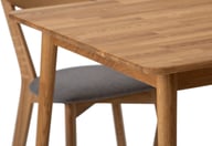Ekholm & Ekholmen ruokailuryhmä 180x90 kuudelle, öljytty tammi / tummanharmaa kangasistuin: Tyylikäs ruokailuryhmä kuudelle, öljytty tammi ja tummanharmaa kangasistuin. Sopii moderniin ruokailutilaan. Kestävä ja kaunis valinta.