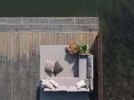 Savona kulmasohva, harmaa/beige polyrottinki: Tyylikäs kulmasohva, beige ja harmaa polyrottinkimateriaali, täydellinen terassille tai parvekkeelle rentoutumiseen. Mukavat vaaleat pehmusteet lisäävät viihtyisyyttä.