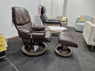 Stressless® Reno Nojatuoli ja rahi tietokonepöydällä