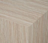 Reef sohvapöytä 80x60 beige: Tyylikäs beige travertiini sohvapöytä, joka yhdistää käytännöllisyyden ja estetiikan. Sopii täydellisesti olohuoneen säilytyskalusteeksi.