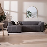 Janice 3-ist. divaanisohva (vasen) tummanharmaa: Tyylikäs Janice 3-istuttava divaanisohva, tummanharmaa kangas, moderni muotoilu. Sopii olohuoneen sisustukseen ja rentoutumiseen.