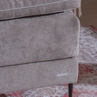 Dual jenkkisänky 180x200 cm hiekka (sis. petauspatja): Käytännöllinen ja tyylikäs 180 cm leveä jenkkisänky, jossa kaksipuolinen patja. Erinomainen valinta makuuhuoneeseen. Mukautettu mukavuus ja tuki.