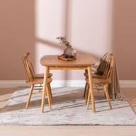 Reino ruokailuryhmä 140x90 neljälle, lakattu tammi: Tyylikäs ruokailuryhmä neljälle, lakattu tammi, 140x90 cm. Sopii täydellisesti moderniin ruokailutilaan tai keittiöön.