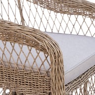 Leona ruokatuoli, natural polyrottinki / beige pehmuste: Tyylikäs Leona-ruokatuoli, polyrottinkia ja beige pehmuste, täydellinen parvekkeelle tai terassille. Kestävä ja mukava vaihtoehto ulkoilmaelämään.