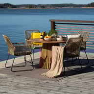 Deco & Maren ruokailuryhmä pyöreä 120cm neljälle: Tyylikäs pyöreä ruokailupöytä (120 cm) ja 4 tuolia, luonnollinen tiikki, beige-musta. Täydellinen terassille tai puutarhaan.
