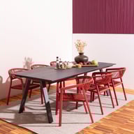 Messina & Elegance ruokailuryhmä 220x100 kuudelle: Tyylikäs ulkoruokailuryhmä, musta pöytä ja kuusi punaisia pinottavia tuoleja. Ihanteellinen terassille tai puutarhaan. Kestävä ja moderni design.
