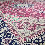 Lindos matto 200x290 cm punainen: Punainen juuttimatto, 160x230 cm, tuo lämpöä ja tyyliä sisustukseen. Sopii täydellisesti olohuoneeseen tai makuuhuoneeseen. Luonnonkuitu, kestävä ja ekologinen valinta.