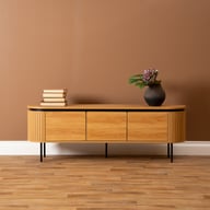 Pikkukuva: Taika tv-taso 160x40x55cm, tammen värinen melamiini / mustat jalat​