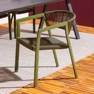 Elegance ruokapöydän tuoli vihreä alumiini (pinottava): Elegantti pinottava ruokatuoli alumiinista, vihreä väri, täydellinen ulkoilma- ja parvekeaterioihin. Kestävä ja kevyt, helppo säilyttää.