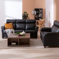 Pasadena sohvakalusto 3+2 musta nahka: Tyylikäs musta nahkasohva, muokattava malli, täydellinen olohuoneeseen. Elegantti design pähkinäpuupinnoilla, tilaa jopa kolmeelle.