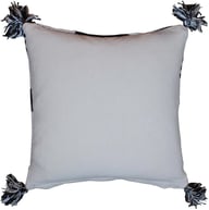 Maya tyynynpäällinen 50x50 cm: Tyylikäs MAYA-tyynynpäällinen tuo sisustukseen lämpöä ja tekstuuria. Sopii täydellisesti olohuoneeseen tai makuuhuoneeseen.