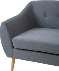 Århus 2,5-istuttava sohva tummanharmaa: Tyylikäs tummanharmaa 2.5-istuttava kangassohva, täydellinen olohuoneeseen. Mukava istua ja elegantti muotoilu, yhdistää mukavuuden ja modernin ilmeen.