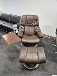 Stressless® Reno Nojatuoli ja rahi tietokonepöydällä