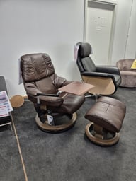 Stressless® Reno Nojatuoli ja rahi tietokonepöydällä