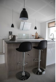 Pikkukuva: House Nordic Trondheim baarituoli, musta keinonahka/kromijalat