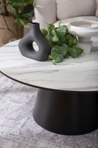 Sophie sarjapöytä pyöreät 90cm ja 50cm, harmaa/musta: Tyylikäs sohvapöytä, joka yhdistää säilytyksen ja sisustuksen. Sopii täydellisesti olohuoneeseen moderniksi säilytyskalusteeksi.