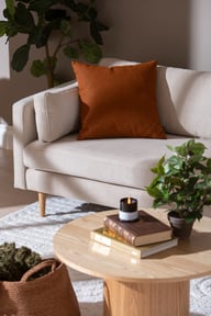 Copenhagen Nordic avokulmasohva (oikea), Soro 21 beige / tammijalat: Moderni kulmasohva, beige verhoilu ja tammijalat. Täydellinen olohuoneeseen, rauhoittava ja tyylikäs lisätilaan. Mukavuus ja muotoilu yhdistyvät.