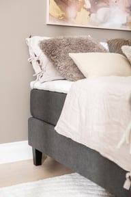 Moon Gold jenkkisänky 120x200, visco, Primo 96 antrasiitti: Tyylikäs 120 cm leveä Moon Gold -jenkkisänky, jossa viskoelastinen patja. Erinomainen valinta makuuhuoneeseen mukavuuden ja tyylin yhdistämiseksi.
