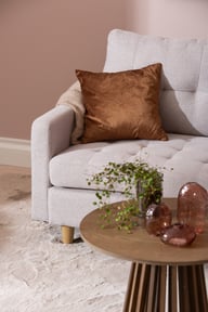 Stella divaanisohva (kätisyys vaihdettavissa) beige: Tyylikäs beige divaanisohva, jossa vaihdettavat kankaat. Sopii täydellisesti olohuoneeseen, mukava istua ja rentoutua.