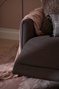 Gabriel 3-ist. sohva sähkömekanismilla vaaleanharmaa: Tyylikäs ja mukava 3-istuttava recliner-sohva, tummanharmaa. Sopii täydellisesti olohuoneeseen rentoutumiseen ja vierailuille.