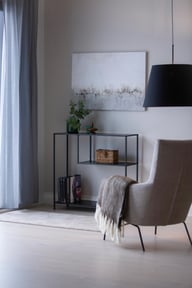 Vincent hylly matala musta: Tyylikäs matala musta hylly, täydellinen olohuoneen säilytykseen. Sopii vitriiniksi tai koriste-esineiden esittelyyn. Elegantti ja monikäyttöinen säilytyskaluste.