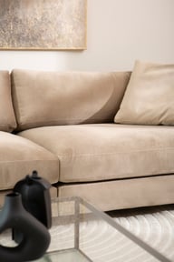Infinity 4-istuttava sohva: Tyylikäs ja muokattava 4-istuttava sohva beige väri, täydellinen olohuoneeseen. Luo rentouttava ympäristö ja lisää mukavuutta.
