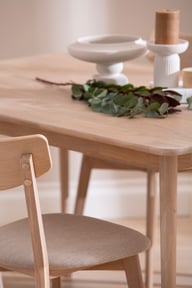 Ekholm & Ekholmen ruokailuryhmä 140x90 cm neljälle: Tyylikäs pyöreä ruokailuryhmä neljälle, Nordic-tammi beige, täydellinen ruokailutilan keskipisteeksi. Erinomainen valinta moderniin sisustukseen.