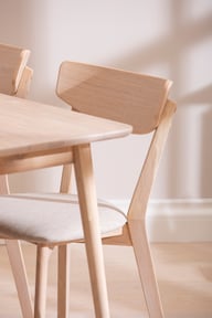 Ekholm & Ekholmen ruokailuryhmä 140x90 cm neljälle: Tyylikäs pyöreä ruokailuryhmä neljälle, Nordic-tammi, beige. Sopii erinomaisesti ruokailutilaan tai keittiöön. Täydellinen valinta moderniin sisustukseen.