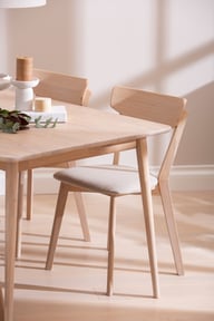 Ekholm & Ekholmen ruokailuryhmä 140x90 cm neljälle: Tyylikäs pyöreä ruokailuryhmä neljälle, Nordic-tammiviimeistely, beige istuin. Sopii erinomaisesti moderniin ruokailutilaan.