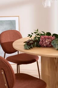 Rotondo & Saga ruokailuryhmä pyöreä 120 cm neljälle. Natural saarni pöytä / ruosteen värinen tuoli: Tyylikäs pyöreä ruokailuryhmä neljälle, jossa luonnollinen saarnipöytä ja rustiikkiset tuolit. Täydellinen ruokailutilan sisustukseen!