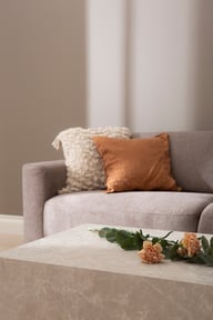 Portland Kulmasohva 2K3, beige: Moderni Portland-kulmasohva, muokattava beige verhoilu, täydellinen olohuoneeseen. Tyylikäs ja mukava, sopii erilaisiin sisustustyyleihin.