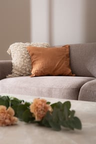 Portland Kulmasohva 2K3, beige: Moderni kulmasohva Portland, muokattava ja tilaa säästävä vaihtoehto olohuoneeseen. Beige kangas, tyylikäs ja mukava istua.