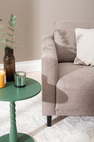 Portland Nojatuoli, beige: Tyylikäs beige Portland-nojatuoli, joka tuo mukavuutta ja eleganssia olohuoneeseen. Erinomainen valinta rentoutumiseen tai sisustuksen viimeistelyyn.