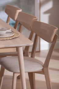 Ekholm & Ekholmen ruokailuryhmä 180x90 kuudelle: Tyylikäs ruokapöytä kuudelle, Nordic tammi -viimeistely, yhdistettynä mukaviin ruokatuoleihin. Sopii moderniin ruokailutilaan.