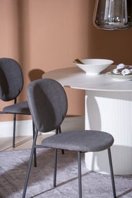 Kalida & Saga ruokailuryhmä 120cm neljälle: Tyylikäs pyöreä ruokapöytä, 120 cm valkoinen marmoripinta, täydellinen neljän hengen ruokailuryhmään. Sopii moderniin ruokailutilaan.