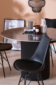 Kalida & Concept Black ruokailuryhmä 120cm neljälle: Tyylikäs pyöreä ruokapöytä mustasta marmorista, halkaisija 120 cm. Sopii täydellisesti ruokailutilaan neljälle hengelle. Yhdistä mustiin tuoleihin modernin ilmeen luomiseksi.
